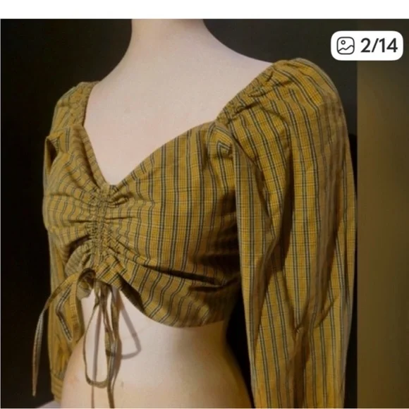 NWT Levi's Yellow
Striped Ruched
Crop Blouse size Medium - Picture 2 of 12